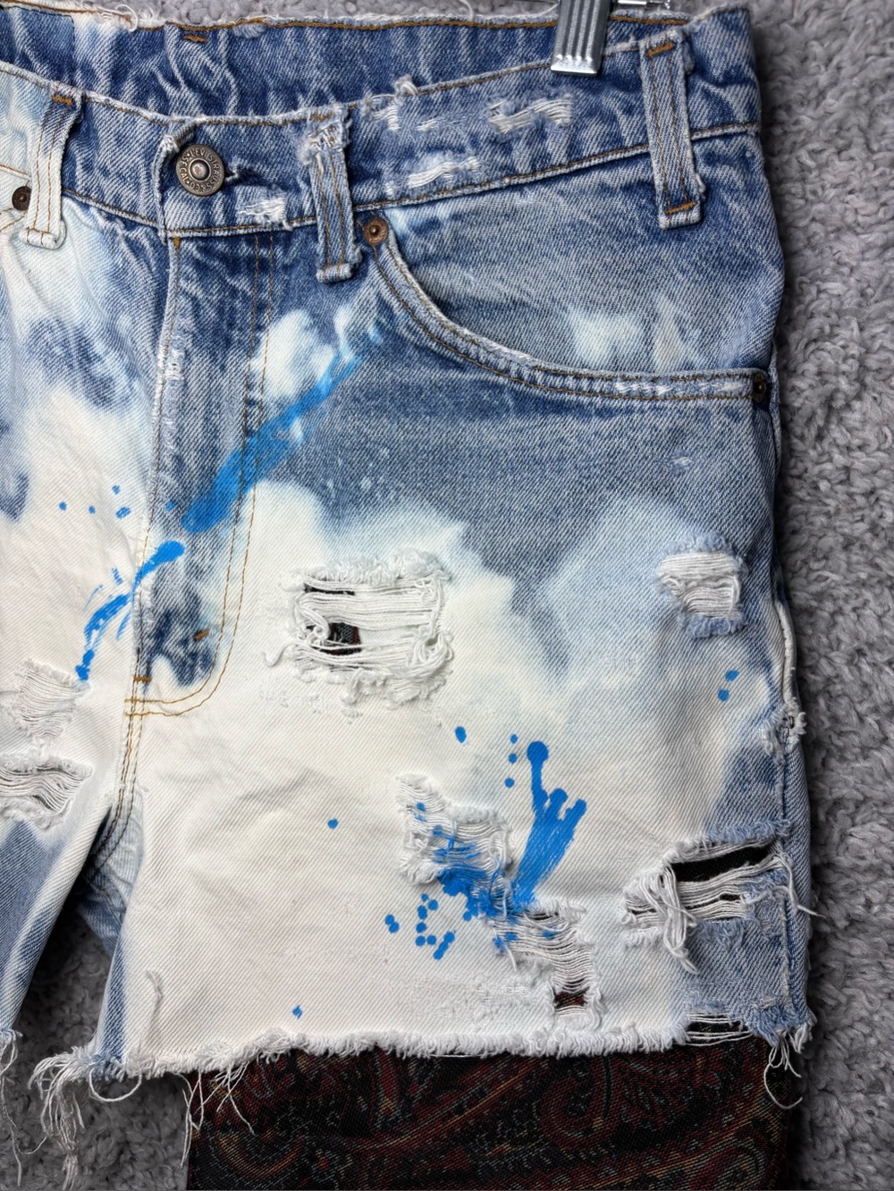 VINTAGE LEVIS Womens 6 Distressed Reworked Raw Holes Party Thrashed Festival Cor - Picture 4 of 8